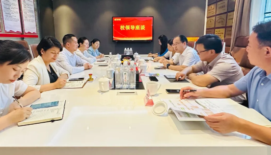 攜手共育英才！華逸府&湖南食品藥品職業(yè)學(xué)院校企合作簽約授牌儀式隆重舉行